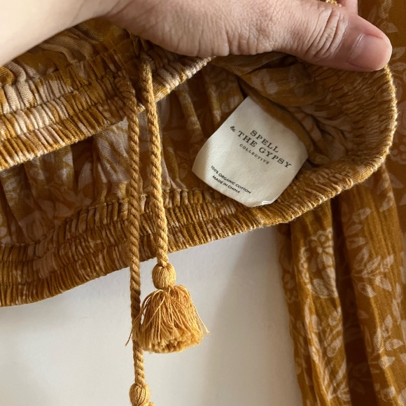 Spell and the Gypsy Lioness Peasant Blouse in
Caramel - Picture 10 of 13